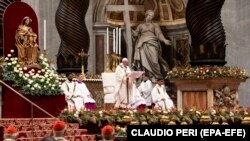 Papa je pozvao svet da dopusti da božićno svetlo otkloni mrak u ljudskim srcima i obećao da će crkva početi da se menja