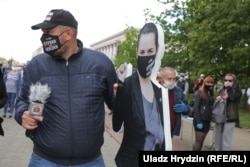 2020. május 29-én még szurkol a feleségének. az ajánlószelvények gyűjtése közben azonban letartóztatják Szjarhej Cihanovszit.