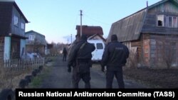 Armed Russian securty officers at the scene of a counterterrorism operation on the outskirts of Yekaterinburg on April 30. 