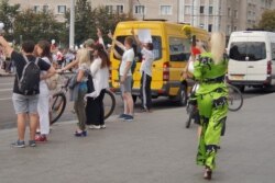 Мала хто прамінуў нагоду сфатаграфаваць ланцуг супраць гвалту на Першамайскай