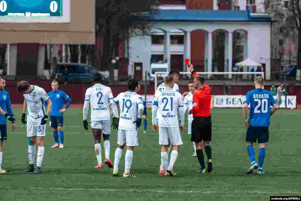 Чырвоная картка камандзе &laquo;Дынама-Берасьце&raquo;, Віцебская каманда ў большасці.