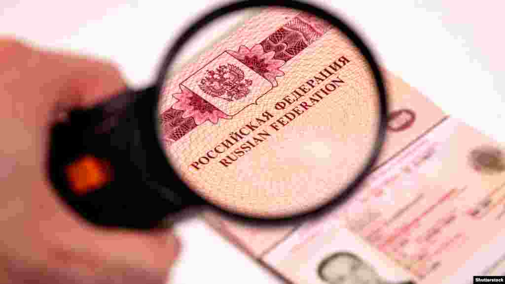 УКРАИНА / РУСИЈА / ЕУ - Украинскиот министер за надворешни работи Дмитро Кулеба ја повика Европската унија да им забрани на сите Руси освен политичките неистомисленици да патуваат во Европската Унија (ЕУ) со образложение дека неиспровоцираната инвазија на Москва ужива широка поддршка во земјата.