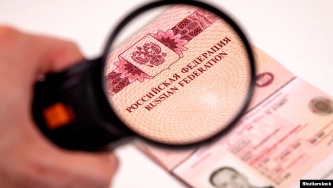 Российский паспорт на пограничном контроле (иллюстративное фото)