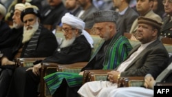 Ауғанстан президенті Хамид Карзай (оңнан санағанда екінші) "Лойя Жирга" жиынында отыр. Кабул, 16 қараша 2011 жыл. 