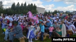 Бәйрәмгә килгән халык