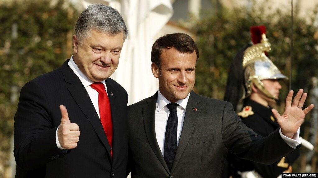 French President Emmanuel Macron (right) greets Ukrainian President Petro Poroshenko upon his arrival at the Elysee Palace in Paris, on April 12.