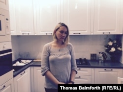 Елена Балановская ипотекаға алған пәтерінің асүйінде тұр. Мәскеу, 17 желтоқсан 2014 жыл.