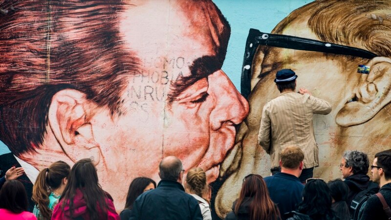 Preminuo autor murala 'Poljubac' Brežnjeva i Honekera  na Berlinskom zidu 