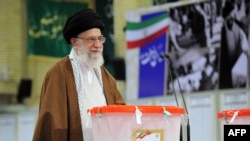 Ислам революциясы жетекшісі 77 жастағы аятолла Әли Хаменеи Иран президенті сайлауына дауыс беріп тұр. Тегеран, 19 мамыр 2017 жыл.