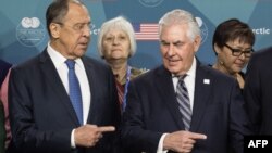 Serghei Lavrov și Rex după o reuniune a Consiliului Arctic, Fairbanks, Alaska, 11 mai 2017