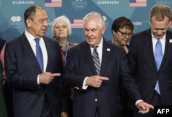 Secretarial de stat SUA Rex Tillerson îi arată ieșirea omologului său rus Serghei Lavrov la reuniunea Arctic Council în Fairbanks, Alaska, 11 mai, 2017