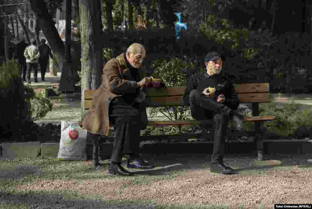 Photographer Indigo Fleur&nbsp;was in Tbilisi&#39;s Roses Park when this scene unfolded: &quot;The park security guard came to rest in the sun, then the old man joined him after a couple of minutes. He opened his bag, took out an apple and handed it to the security guy, then took another for himself and started peeling it -- probably because he&#39;s old and has some problems with chewing.&quot;