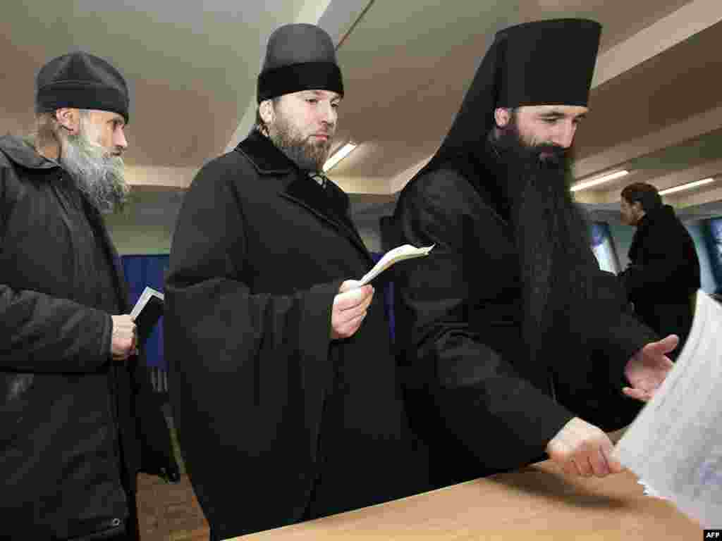 Православні священики прийшли проголосувати до однієї з виборчих дільниць у Києві
