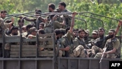 خبرگزاری ها از اعزام نيروهای نظامی پاکستان به مرز با هند خبر داده اند.
عکس از AFP