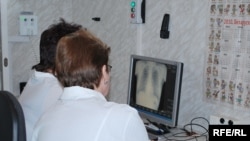 Лекары разглядаюць рэнтген пацыента, ілюстрацыйны здымак