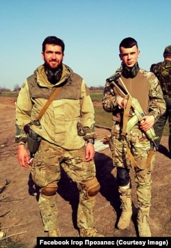 Ігор Прозапас (зліва) із побратимом на фронті