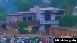 منزلی که در اثر سقوط طیاره نظامی پاکستان خساره مند شده است.