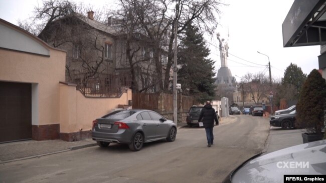 Журналіст Сергій Андрушко шукає доступ до люнету на вулиці Радіальну в Києві Журналіст Сергій Андрушко шукає доступ до люнету на вулиці Радіальну в Києві