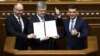 Порошенко підписав закон про закріплення євроатлантичного курсу України в Конституції