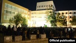 Protesters outside the Kosovo Parliament as lawmakers voted on the EU-mediated deal with Belgrade late on April 21.