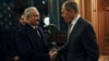 Khalifa Haftar (solda) Rusiya xarici işlər naziri Sergei Lavrovla bu ilin yanvarında görüşüb