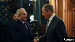 Руският външен министър Сергей Лавров (вдясно) посреща в неделя в Москва за преговорите ген. Халифа Хафтар