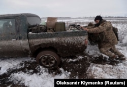 Украинcкие военнослужащие в поселке Травневе, 23 ноября 2017 года