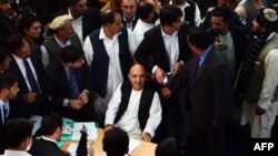 Ауғанстан президенті Хамид Карзайдың туысы Каюм (ортада) алдағы президент сайлауына үміткер ретінде қатысуға тіркелуге келді. Кабул, 6 қазан 2013 жыл.