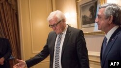 Germany -- German Foreign minister Frank-Walter Steinmeier (L) shows his seat to Armenian President Serzh Sarkisian before talks in Berlin, April 6, 2016