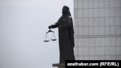 Türkmenistanyň Adalat ministrliginiň öňündäki heýkel, Aşgabat. 