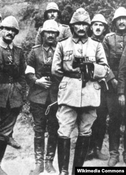 Мустафа Кемаль ( у цэнтры), 1915