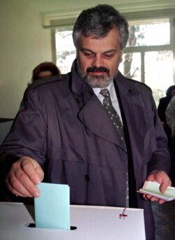 Міністр квазідержави «Республіка Сербська Країна» Воїслав Станіміровіч кидає свій бюлетень до урни. 13 квітня 1997 року. Одразу після виборів сепаратистська республіка остаточно перестане існувати.