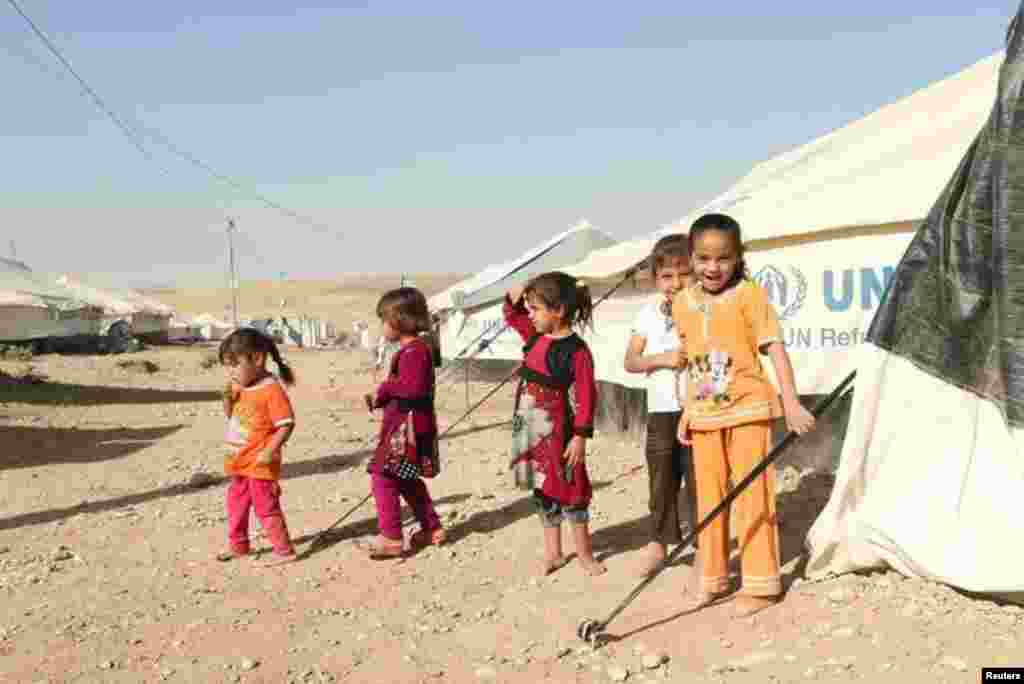 Для уже освобожденных людей поставили специальные лагеря и раздают гуманитарную помощь На фото &ndash; дети с освобожденных коалицией территорий в лагере для беженцев