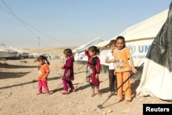 Displaced Iraqi children who fled the fighting in Mosul at a refugee camp earlier this week