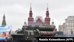 Sistemul de rachete S-400 , prezentat în cursul paradei militare din Piața Roșie, 9 mai 2017