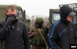 مردان مسلح جلوی ورود نیروهای اوکراین به پایگاه هوایی آن کشور را در شبه‌جزیره کریمه گرفته‌اند
