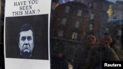 Самопальное объявление о розыске Виктора Януковича на баррикаде киевского Майдана. 24 февраля 2014 года