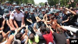 Полицейские и демонстранты в ходе протестов в Ереване против повышения тарифов на электроэнергию. Иллюстративное фото.