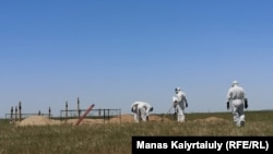 
Коронавирустан қайтыс болғандарды жерлеуге арналған зират. Қараой ауылының маңы, Алматы облысы, 25 мамыр 2020 жыл.
