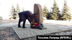 У памятника жертвам политических репрессий в Красноярске