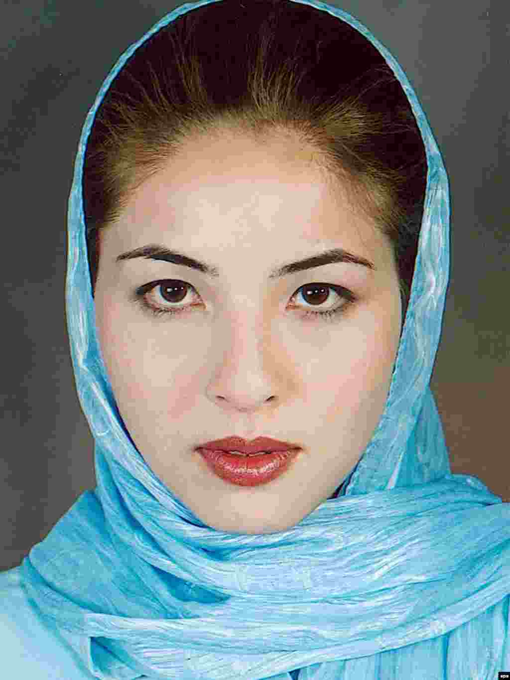 18 prill '09 - Gjykata e Iranit dënoi me tetë vjet burg gazetaren iraniano-amerikane nën akuzat se ka spiunuar për Shtetet e Bashkuara. Gazetarja 31 vjeçare, Roxana Saberi, u arrestua në janar. Fillimisht ajo u përball me akuzat se ka blerë alkool, që është e ndaluar në Iran. Më vonë u akuzua se po punonte në Iran pa akreditim. Saberi ka punuar si gazetare e lirë për organizatat e lajmeve, përfshirë transmetuesin publik amerikan NPR.