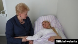 Lithuanian President Dalia Grybauskaite (left) visiting Tymoshenko in a Kharkiv hospital on May 11.