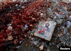 Икона рядом с окровавленными осколками лобового стекла КамАЗа вблизи донецкого аэропорта. 27 мая 2014 года