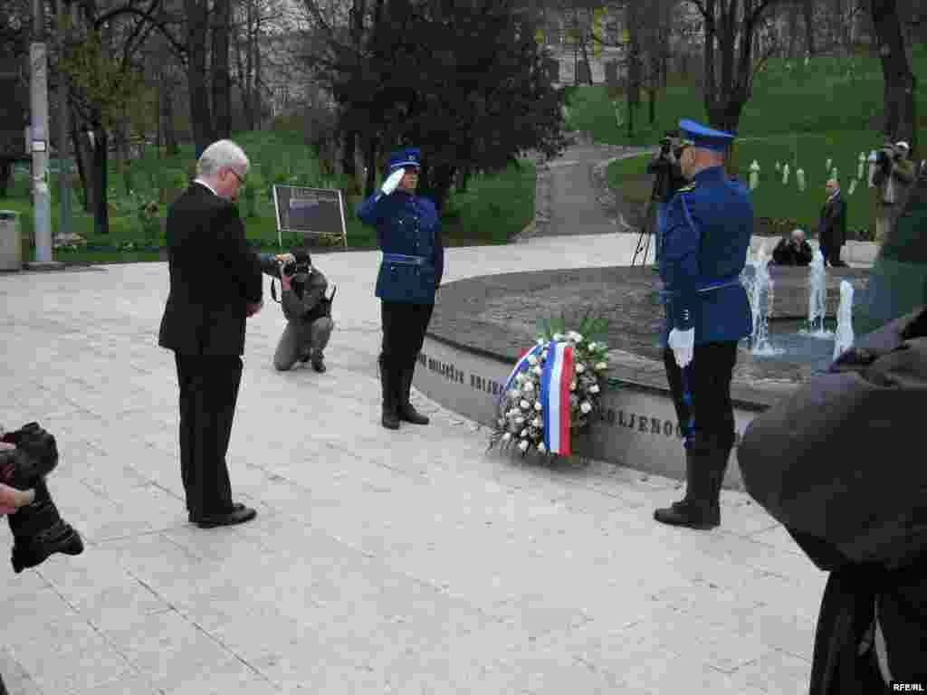 Predsjednik Hrvatske Ivo Josipović polaže cvijeće na spomenik ubijenoj djeci Sarajeva