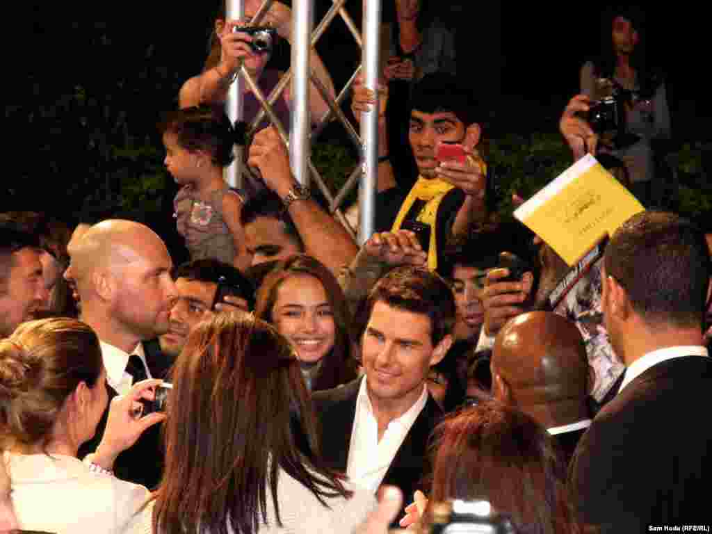 تام کروز در حال امضا و عکس گرفتن با هواداران خود در دوبی