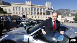 Альбер II только что закончил марафон электромобилей "Санкт-Петербург - Монте-Карло" под патронатом его самого и губернатора Георгия Полтавченко, Монако, ноябрь 2013