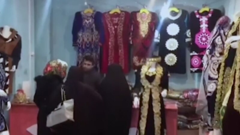 Таджикские платья из чакана и адраса добрались до Кабула