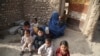 افغانستان کې ناامنۍ او جګړه؛ 'د میلیونونو کورنیو بې‌ځایه شویو شمېر زیاتېږي'