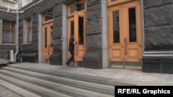 Майбутні депутати заходять в будівлю Офісу президента України