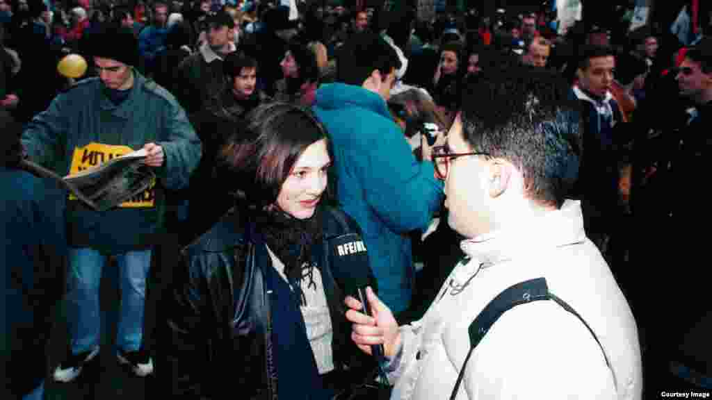 Dragan Štavljanin, novinar RSE na demonstracijama u Beogradu, decembar 1996.